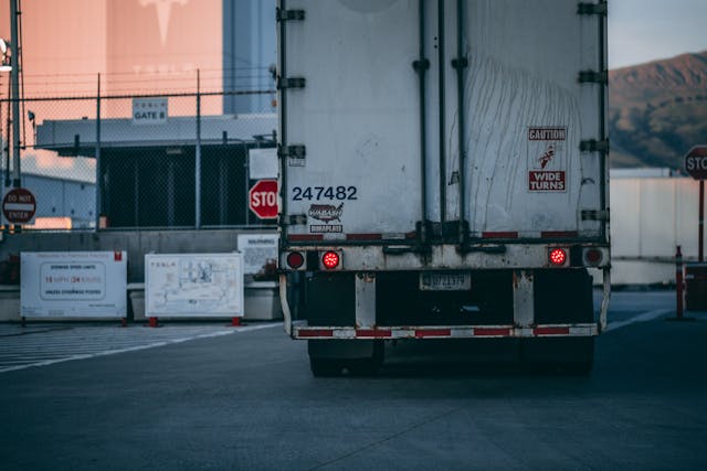 Bezpieczny transport produktów chemicznych – jakie opakowania spełniają najwyższe normy?