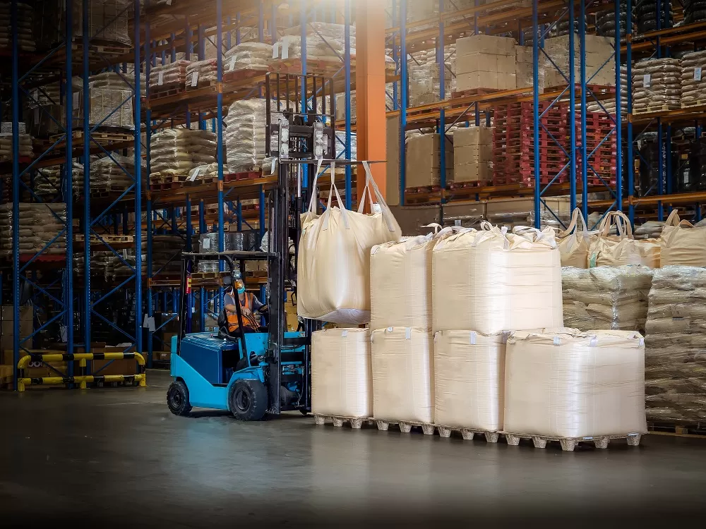 Jak konstrukcja worków big-bag wspiera pracę z wózkiem widłowym?